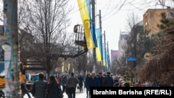 Flamujt e Ukrainës të vendosur në sheshet kryesore të Prishtinës për përvjetorin e pushtimit rus