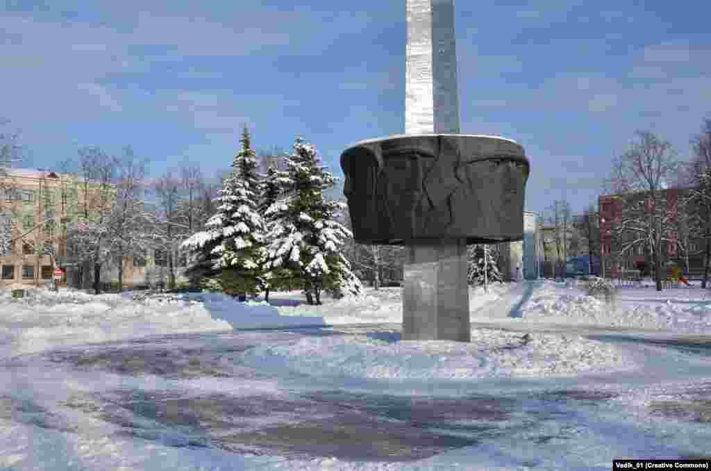 Советский военный мемориал в Даугавпилсе, Латвия, фотография сделана в 2013 году. Десятки людей в городе, где преобладают этнические русские, были задержаны полицией из-за участия в беспорядках, возникших во время начала сноса памятника в октябре 2022 года 