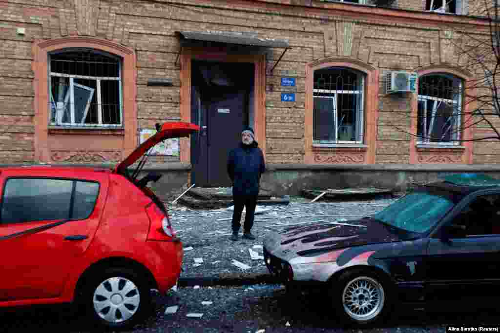 Një person qëndron pranë makinave të dëmtuara. “Pas një pauze 44-ditore, armiku kreu një sulm tjetër me raketa në Kiev”, tha Popko. “Të gjitha shërbimet emergjente të qytetit kanë dalë në vendngjarje. Aktualisht po bëhet pastrimi i zonave ku ranë raketat”.