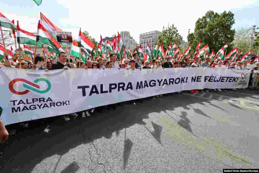 Talpra, magyarok! Ne féljetek! feliratú molinó a menet élén