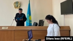 Судья Мадияр Әбдірәсілов үкім оқып тұр. Шымкент, 18 мамыр 2023 жыл.