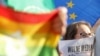 U izvještaju stoji i da su mediji našli snagu u zajedništvu, pridružujući se mrežama da se brane solidarno, a ne u izolaciji. (Foto: Plakat sa natpisom "Slobodni mediji" tokom demonstracija u odbranu slobode medija u Lublinu, Poljska)