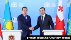 Премьер-министр Казахстана Алихан Смаилов (слева) и премьер-министр Грузии Ираклий Гарибашвили