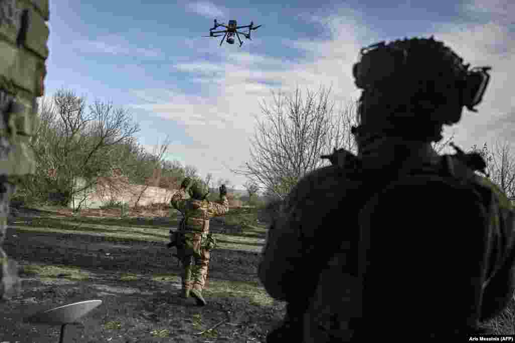 Forcat ukrainase duke përdorur dronë për të gjetur dhe shënjestuar pozicionet ruse. 