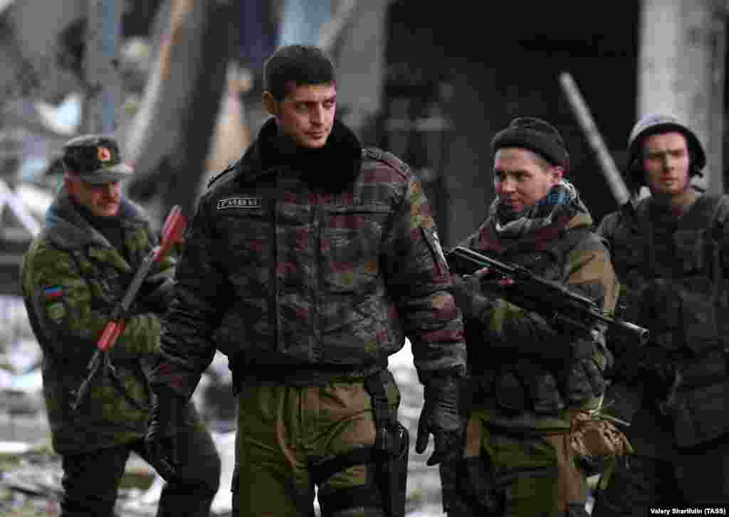 Михаил Толстых, 1980-2017. Толстых был известен под позывным «Гиви». Прозвище он взял в честь своего прадеда, грузина по национальности. Уроженец Донецкой области, он в конце 1990-х годов два года служил в украинской армии. Сепаратист с хриплым голосом заявил, что ему отказали в контрактной службе из-за «проблем с речью». До вступления в ряды сепаратистов работал охранником и водителем. Батальон Гиви называли сомалийским — из-за потрёпанного внешнего вида его людей, которые после боя с украинскими военными напоминали сомалийских пиратов. В Сеть выкладывали видео, как Гиви издевался над украинскими военнопленными, захваченными в боях за донецкий аэропорт. В феврале 2017 года Толстых был убит. Термобарический снаряд залетел в окно его офиса в Донецке. По сообщениям, это сделал обученный ЦРУ отряд украинских спецназовцев