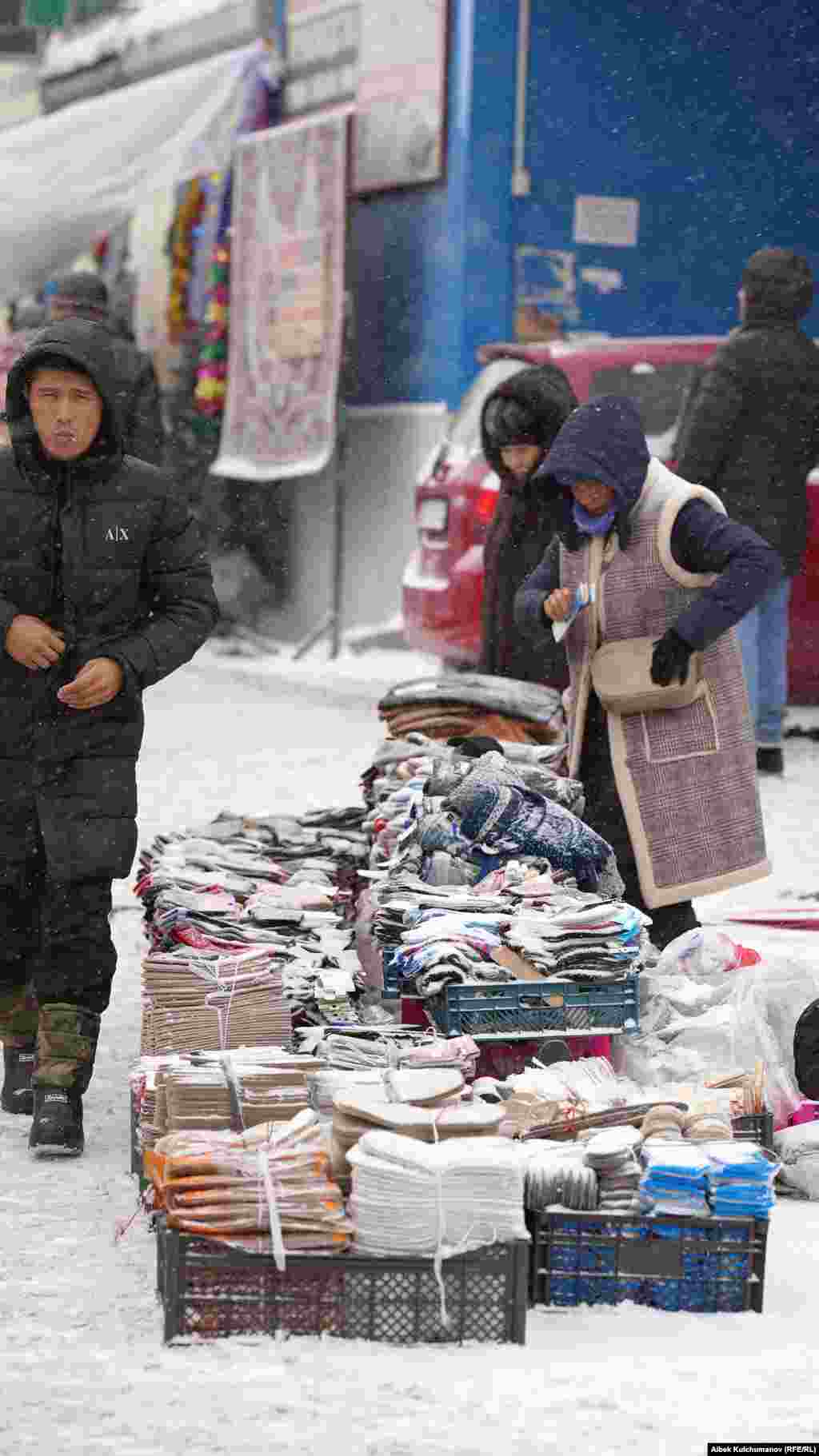 Күндүн суугуна карабай Ош базарда соода кызуу. 12-декабрь, 2023-жыл 
