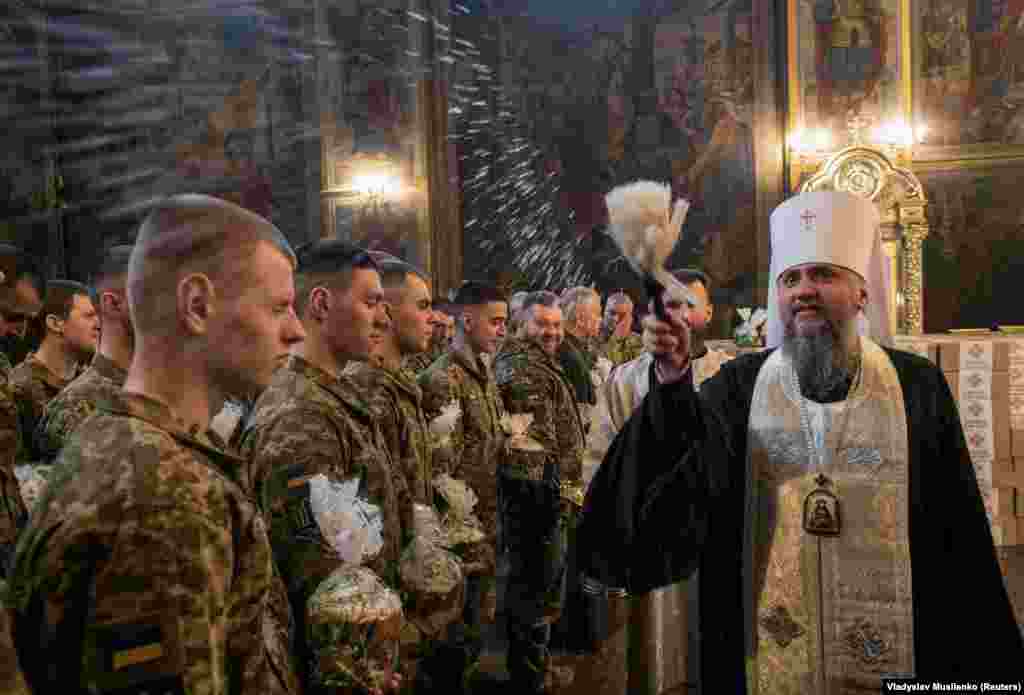 Mitropoliti Epiphanius I, kreu i Kishës Ortodokse të Ukrainës, spërkat me ujë të shenjtë ushtarët ukrainas në Katedralen e Shën Michaelit në Kiev.