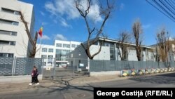 Măsura închiderii tuturor școlilor din Sectorul 5 vine în urma apariției ploşnițelor în Şcolile Gimnaziale I.C. Brătianu şi Petrache Poenaru. 