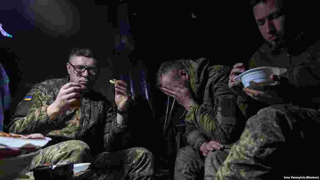 Ukrán katonák a lövészárokban 2023 telén. „Persze, mindenki fáradt, fizikailag és lelkileg is. De képzeljük el, ha abbahagyjuk. Mi történne?” – tette hozzá Szerhij