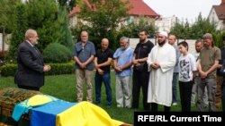 Похороны журналиста Айдоса Садыкова в Киеве. У тела — Рефат Чубаров, глава Меджлиса крымскотатарского народа, депутат Верховной Рады Украины. 5 июля 2024 года