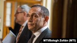 Gyárfás Tamás médiavállalkozó, sportvezető távozik az előkészítő ülésről ügyvédje, Zamecsnik Péter társaságában a Fővárosi Törvényszéken 2019. november 12-én