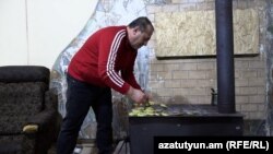 Կոթեցի գործարար Սպարտակ Խաչիկյանը կարտոֆիլի բարակ շերտերը շարում է իր 40 տարվա երկաթե վառարանի թեժացած երեսին ու պատմում՝ սարքողն ադրբեջանցի էր՝ իրենց ընտանիքի բարեկամն էր՝ ադրբեջաներեն «դոստ» էին ասում։