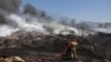 Пожарникарите гаснат пожар во централна Грција, 26 јули 2023 година. 