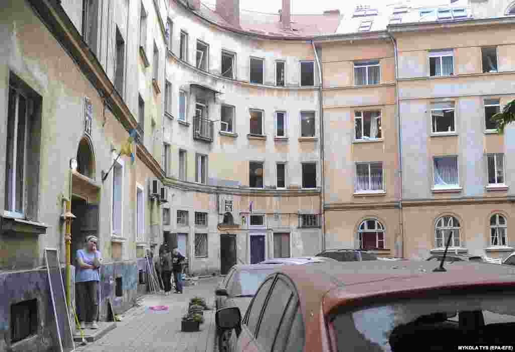 Një grua shikon ndërsa ekipet e shpëtimit vazhdojnë kërkimin e tyre për të mbijetuar. Qindra mijëra refugjatë ukrainas të luftës kanë kërkuar siguri në Lviv nga zona të tjera të vendit të shkatërruar nga lufta.