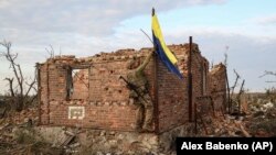 3нче штурм бригадасының "Федя" кушаматлы командиры Андреевка авылын азат итү символы буларак украин байрагын күтәрә, 2023 елның 16 сентябре