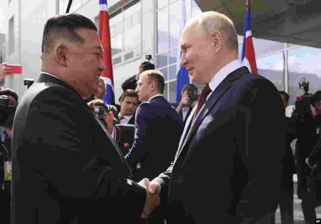 Ким Чен Ын и Путин пожимают друг другу руки во время встречи 13 сентября. Путин почти подтвердил, что будет добиваться подписания с Северной Кореей соглашения о поставках оружия. На вопрос о военном сотрудничестве он ответил: «Поговорим обо всех вопросах без спешки. Время есть». Пресс-секретарь Кремля Дмитрий Песков сказал 12 сентября: «Разумеется, будучи соседями, наши страны реализуют сотрудничество и в чувствительных областях, кои не должны становиться предметом какого-то публичного обнародования и анонсирования» 
