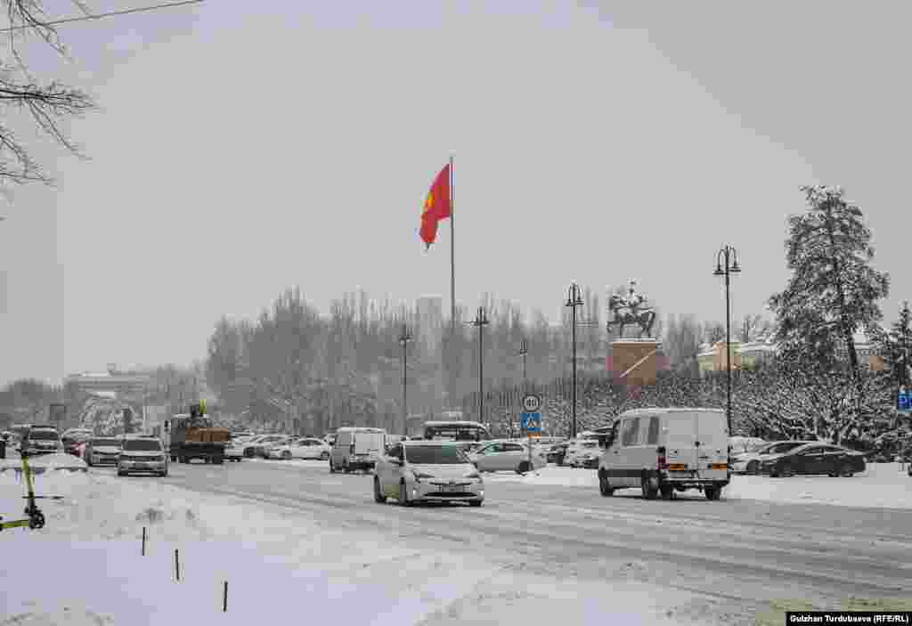 “Кыргыз автожол” ишканасы айдоочуларга кышкы дөңгөлөк салууну, чынжыр тагууну жана тыгын жаратпоо үчүн каршы тилкеге чыкпоону эскертет.