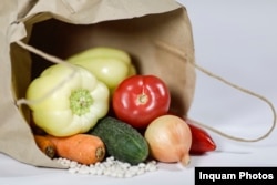 Organizația Mondiala a Sănătății ne recomandă să limităm aportul de reziduuri din pesticide prin decojirea sau spălarea fructelor și a legumelor.