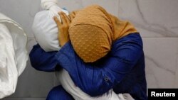 إيناس ابو معمر جسد خواهرزادهاش را در آغوش گرفته است