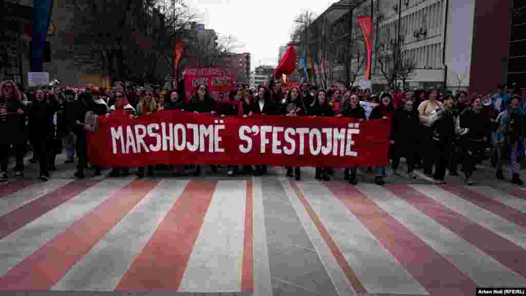 “Marshojmë s’festojmë” ishte slogani i sivjetmë i marshit ku u bë thirrje për më shumë siguri për vajzat dhe gratë në Kosovë.