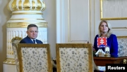 Zuzana Čaputová felhatalmazza Robert Ficót, az előrehozott parlamenti választások győztesét a kormányalakítási tárgyalások megkezdésére. Pozsony, 2023. október 2. 
