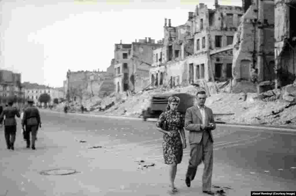 Разрушени сгради на улица Хрещатик в Киев през 1942 г. Градът е сериозно разрушен при битката за него и последвалите експлозии на мини, поставени по време на отстъплението на Червената армия.