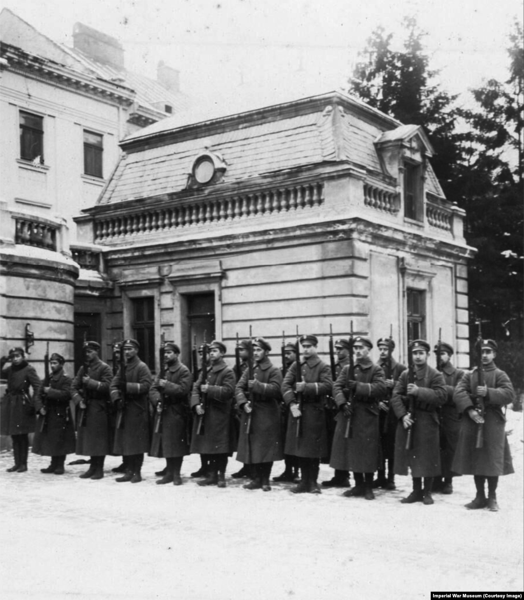 Полската армия охранява конферентна сграда в Лвов през февруари 1919 г., когато френски, британски, полски и украински делегации се срещат, за да преговарят за прекратяване на полско-украинската война. След конфликта Лвов е признат за част от Полша. Лвов издържа съветско, след това нацистко и още веднъж съветско управление, докато Украйна не получава независимост при разпадането на СССР през 1991 г.