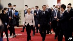 Presidenti francez, Emmanuel Macron, dhe presidentja e Komisionit Evropian, Ursula von de Leyen, gjatë vizitës së tyre në Pekin. 6 prill 2023.