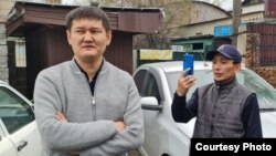 Әкімшілік қамаудан шыққан журналист Думан Мұхаммедкәрімді (сол жақта) жақтастарының қарсы алған сәті. Алматы облысы, сәуір 2023 жыл.