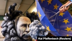 Фигура, изображающая Владимира Путина, угрожающего Европе, на традиционном карнавале в Майнце (Германия), февраль 2023 года 
