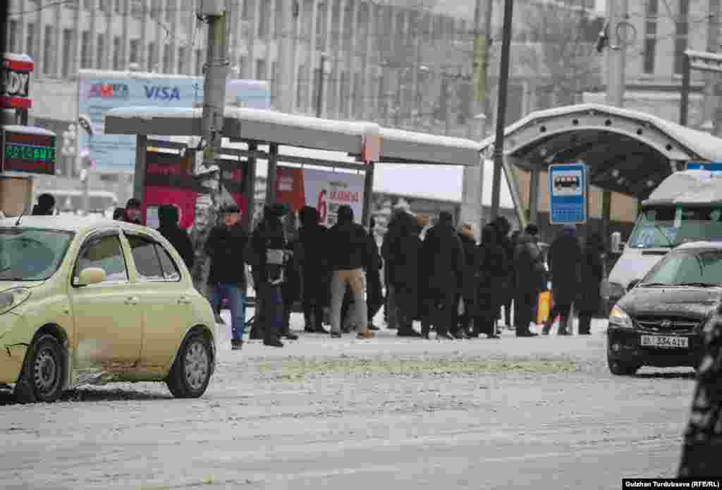Жолдордогу тыгын жүргүнчүлөргө ашыкча түйшүк жаратты. Шаар тургундары коомдук транспортту узак убакыт бою күтүп турушат. 12-декабрь, 2023-жыл. Бишкек 