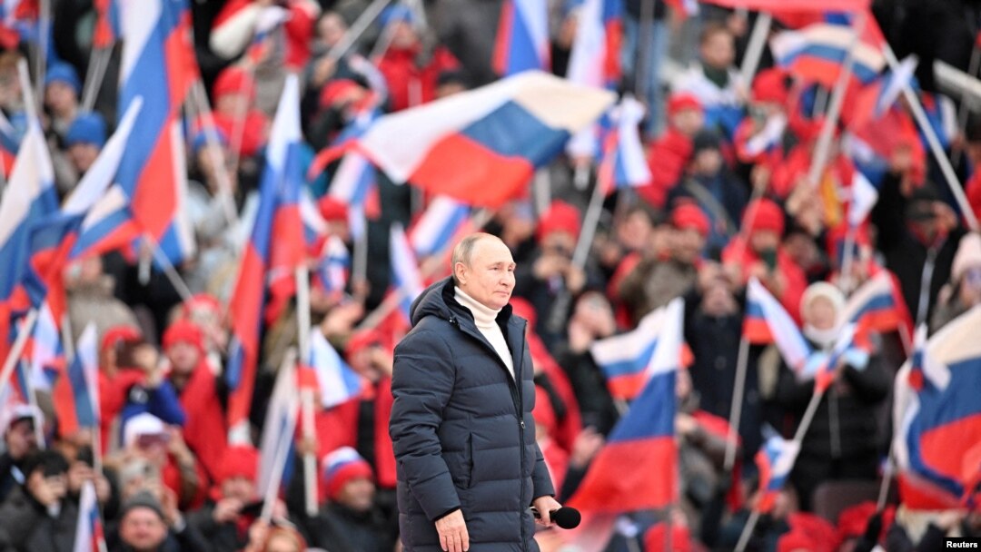 Президент Росії Володимир Путін виступає з промовою під час концерту, присвяченого восьмим роковинам анексії Криму Росією, на стадіоні Лужники в Москві, 18 березня 2022 року