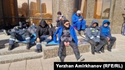 Жаңаөзеннен келген мұнайшылар энергетика министрлігі алдында отыр. Астана, 11 сәуір, 2023 жыл.