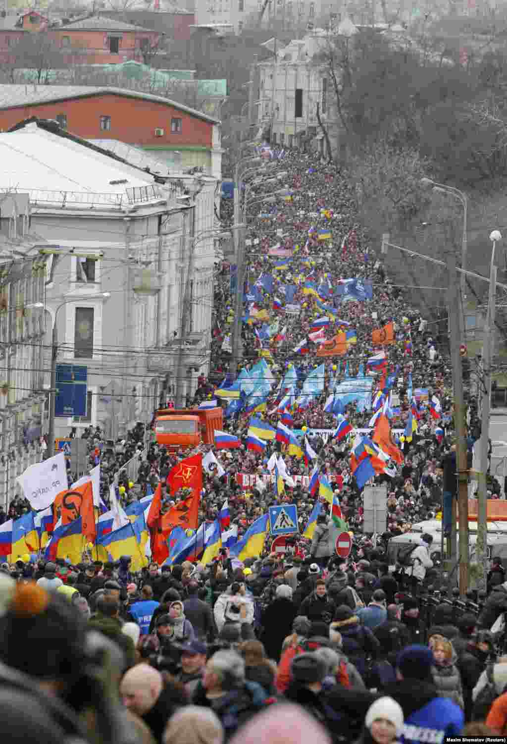 Массовый митинг в Москве 15 марта против военного захвата Крыма. Позже Путин раскрыл, что о своём намерении «начать работать над возвращением Крыма в состав России» он сказал службам безопасности в феврале 2014 года в ходе ночного совещания