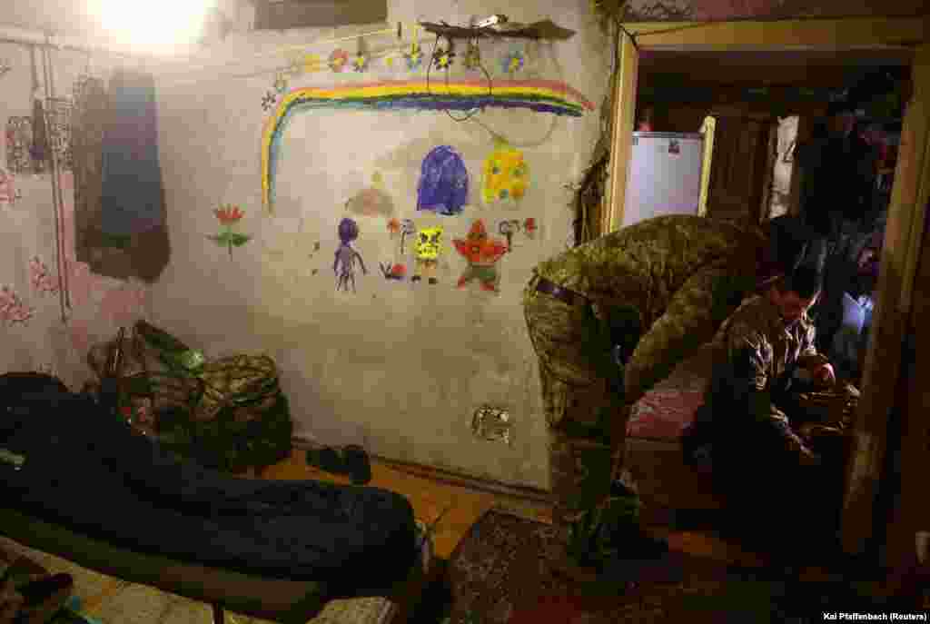 Ushtarët ukrainas duke pushuar brenda strehës së tyre më 14 prill. Megjithëse marrja e kontrollit të "mullirit të mishit" të Bahmutit, ku mijëra ushtarë vlerësohet të jenë vrarë nga të dyja anët, do të ishte një fitore kryesisht simbolike për Moskën, ajo do t'i lejonte forcat e saj të përqëndroheshin në garnizonet ukrainase rreth Çasiv Jarit dhe më thellë, në rajonin e Donjeckut.