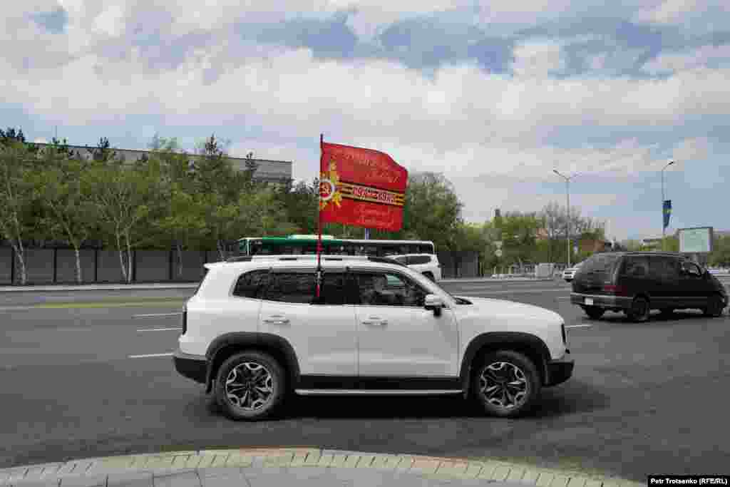Қызыл тумен кетіп бара жатқан көлік. 