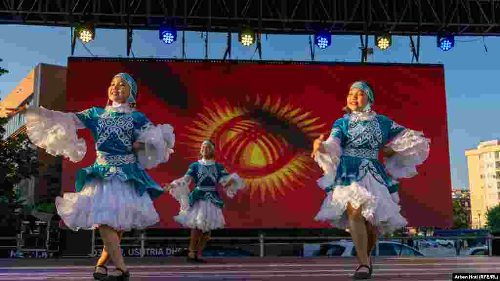 Ansambli su izveli svaki po jedan folklorni ples. 