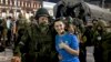 Evgheni Prigojin, liderul Grupului Wagner, pozează cu un localnic pe 24 iunie. Oamenii i-au aplaudat pe luptătorii Wagner care au luat cu asalt sediul militar din orașul Rostov-pe-Don, din sudul Rusiei.