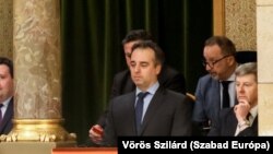 David Pressman, az Egyesült Államok budapesti nagykövete részt vesz az ellenzék kérésére összehívott rendkívüli parlamenti ülésen