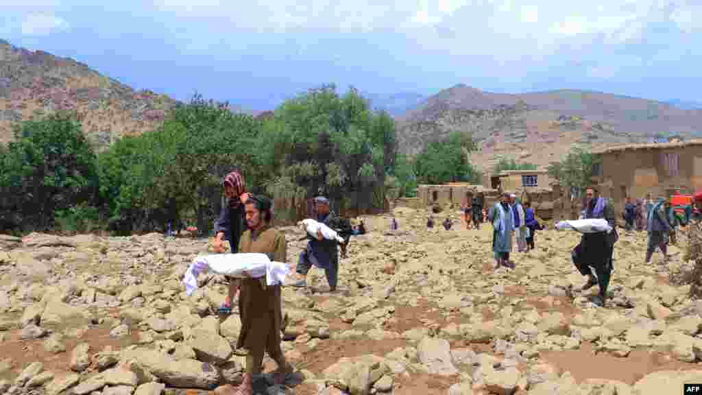 Ljudi nose tijela djece koja su poginula u bujičnim poplavama u centralnoj afganistanskoj provinciji Maidan Wardak 23. jula. Tokom protekla tri dana, sezonske kiše izazvale su poplave u kojima je poginula najmanje 31 osoba, a desetine se vode kao nestale.