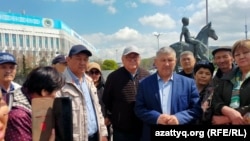 Активисты в Алматы вышли к площади Республики в поддержку нефтяников из Жанаозена. 12 апреля 2023 года