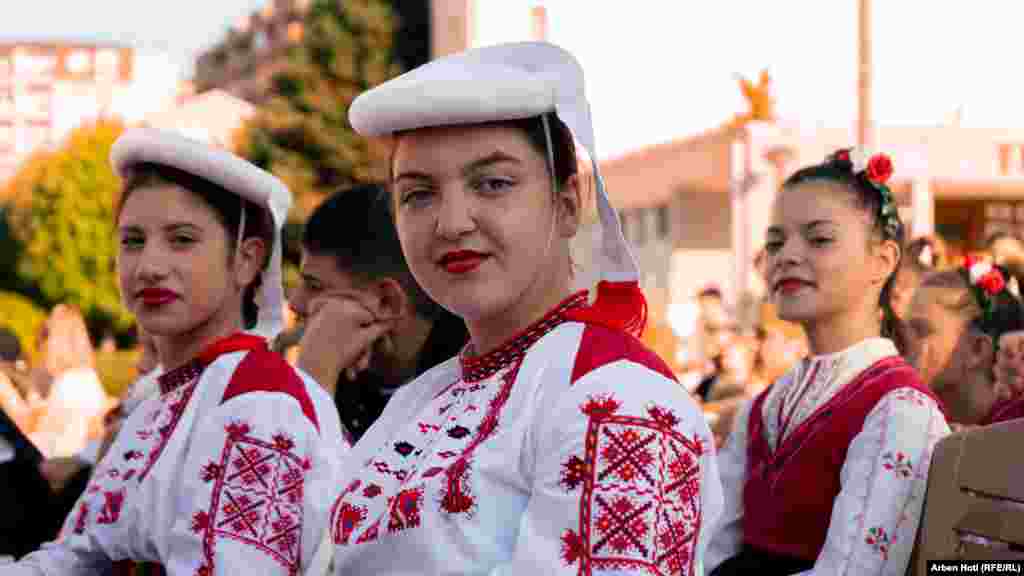 Članovi gostujućeg ansambla dok čekaju da izvedu svoje tradicionalne plesove.