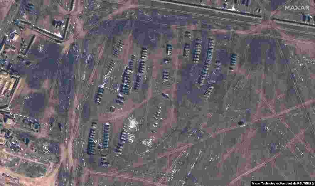 Российские танки и артиллерия на военной базе в Медведевке. Назначенный Москвой лидер Крыма Сергей Аксёнов заявил журналистам 11 апреля, что российские силы на полуострове построили «современную, глубоко эшелонированную оборону». Он сказал, что у России «более чем достаточно» войск и техники для отражения возможного нападения Украины