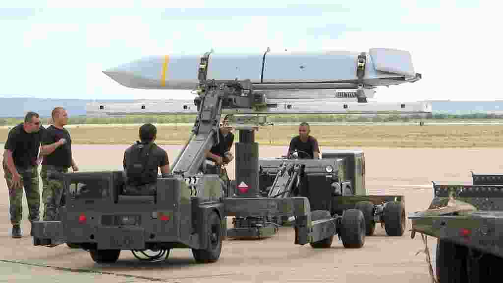 Бұл – AGM-158 "біріккен жер мен әуе ракетасы" (Joint Air-to-Surface Standoff Missile – JASSM). 15 тамызда тараған ақпаратқа қарағанда, Вашингтон ұшқанда көзге бірден көрінбейтін қанатты ракетаны Украинаға беруге "ашық екенін" меңзеген. Азаттық радиосымен тілдескен сарапшы бұл зымыран Украинаға үлкен көмек болатынын, бірақ ракета соғыс ауанына толық әсер ете алмайтынын айтады.