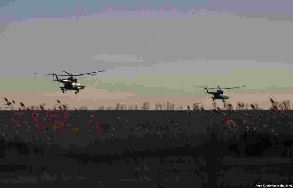 Helikopterët e Forcave të Armatosura të Ukrainës duke fluturuar mbi një fushë jashtë Bahmutit . 