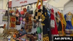 د ترمذ نړیوال سوداګریز مرکز کې د افغان پلورونکو شاوخوا ۳۰ پلورنځي شته، چې یوشمېر کرنیز محصولات، تولیدات او د افغانستان لاسي صنایع په‌کې پلورل کېږي.