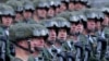 Российские военнослужащие маршируют колоннами во время военного парада в Москве, 9 мая 2024 года