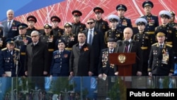 Кыргызстандын президенти Садыр Жапаров Орусиянын жана Казакстандын лидерлери менен чогуу Москвадагы парадда. 9-май, 2023-жыл. 