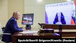 Владимир Путин заслушивает доклад губернатора Курской области Алексея Смирнова