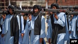 Katonai parádéval ünneplik a tálib fegyveresek hatalomátvételük harmadik évfordulóját a Kabultól északra fekvő Bagram Repülőtéren 2024. augusztus 14-én